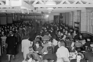 Picture of big groups at buffet tables